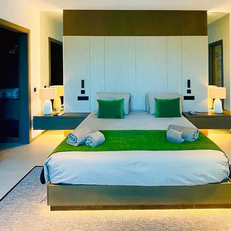 Algarve Escape With Pool Gym & Rooftop Jacuzzi