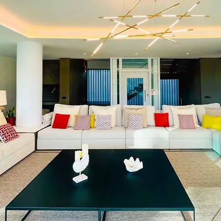 Algarve Escape With Pool Gym & Rooftop Jacuzzi Villa *