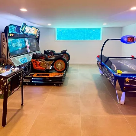 Algarve Escape With Pool Gym & Rooftop Jacuzzi וילה גיאה