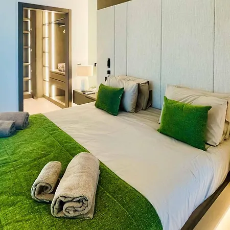 Algarve Escape With Pool Gym & Rooftop Jacuzzi *